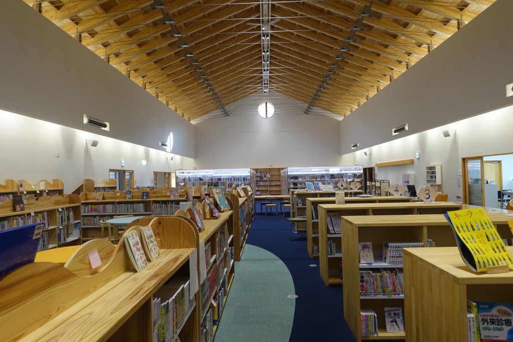西ノ島町コミュニティ図書館　いかあ屋内部の書架